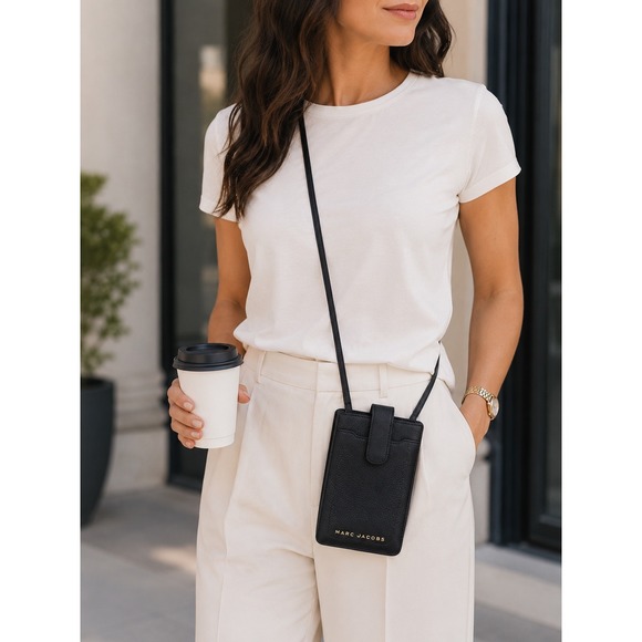 Marc Jacobs Handbags - Marc Jacobs Smartphone Crossbody Bag Women Black  Excellent Leather